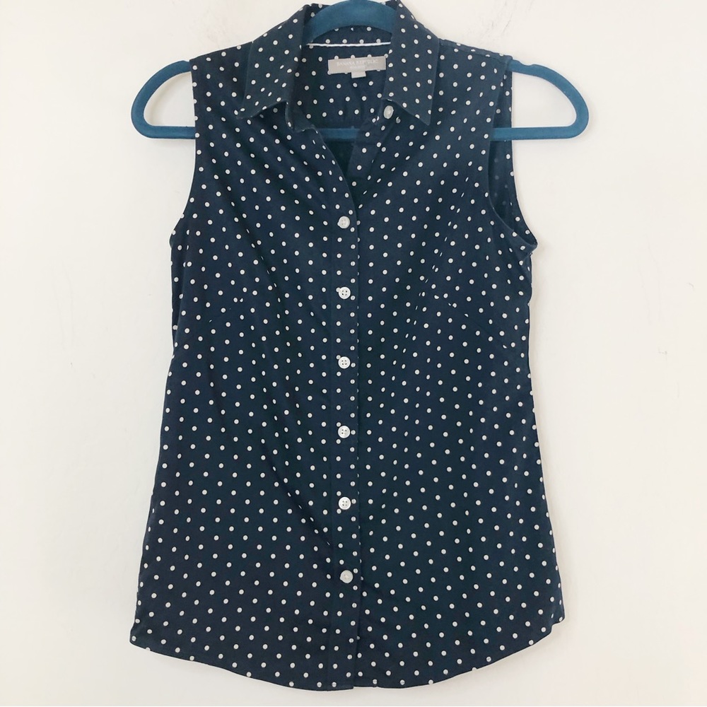 🐝 3/$20 Banana Republic Navy White Polka Dot Sleeveless Button Up Blouse size 2